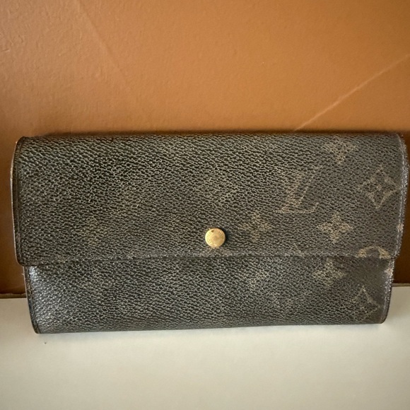 Louis Vuitton Monogram Sarah Wallet – Vintage Classic in Fair Condition - Picture 2 of 14